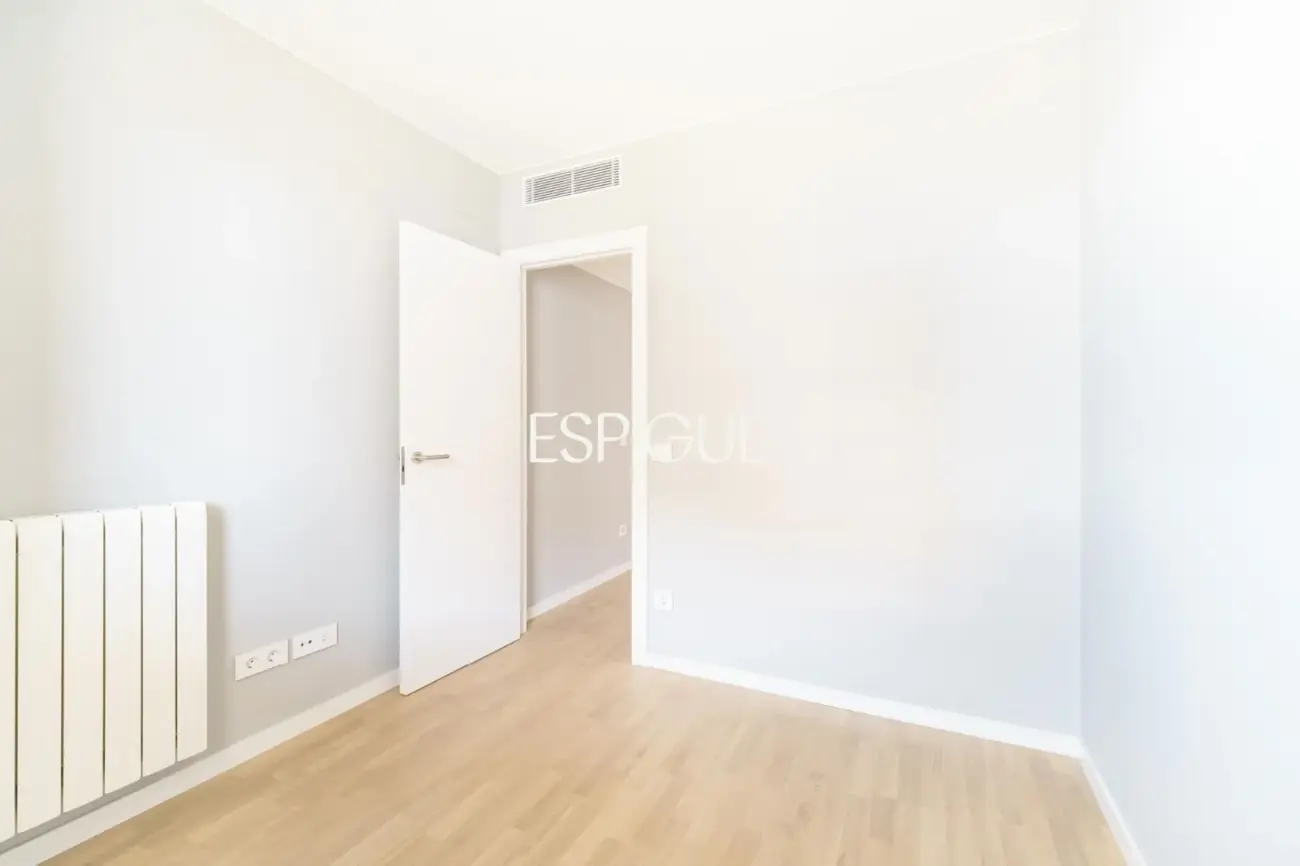 Exclusiva vivienda de obra nueva de 4 dormitorios y amplio balcón junto al puerto de Badalona