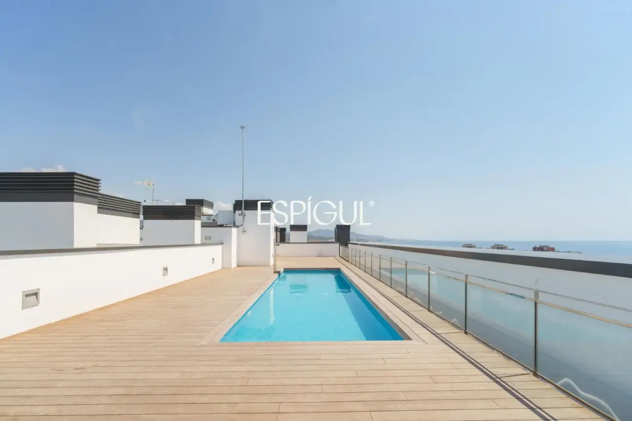 Exclusiva vivienda de obra nueva junto al puerto de Badalona, con espectacular terraza y vistas al mar
