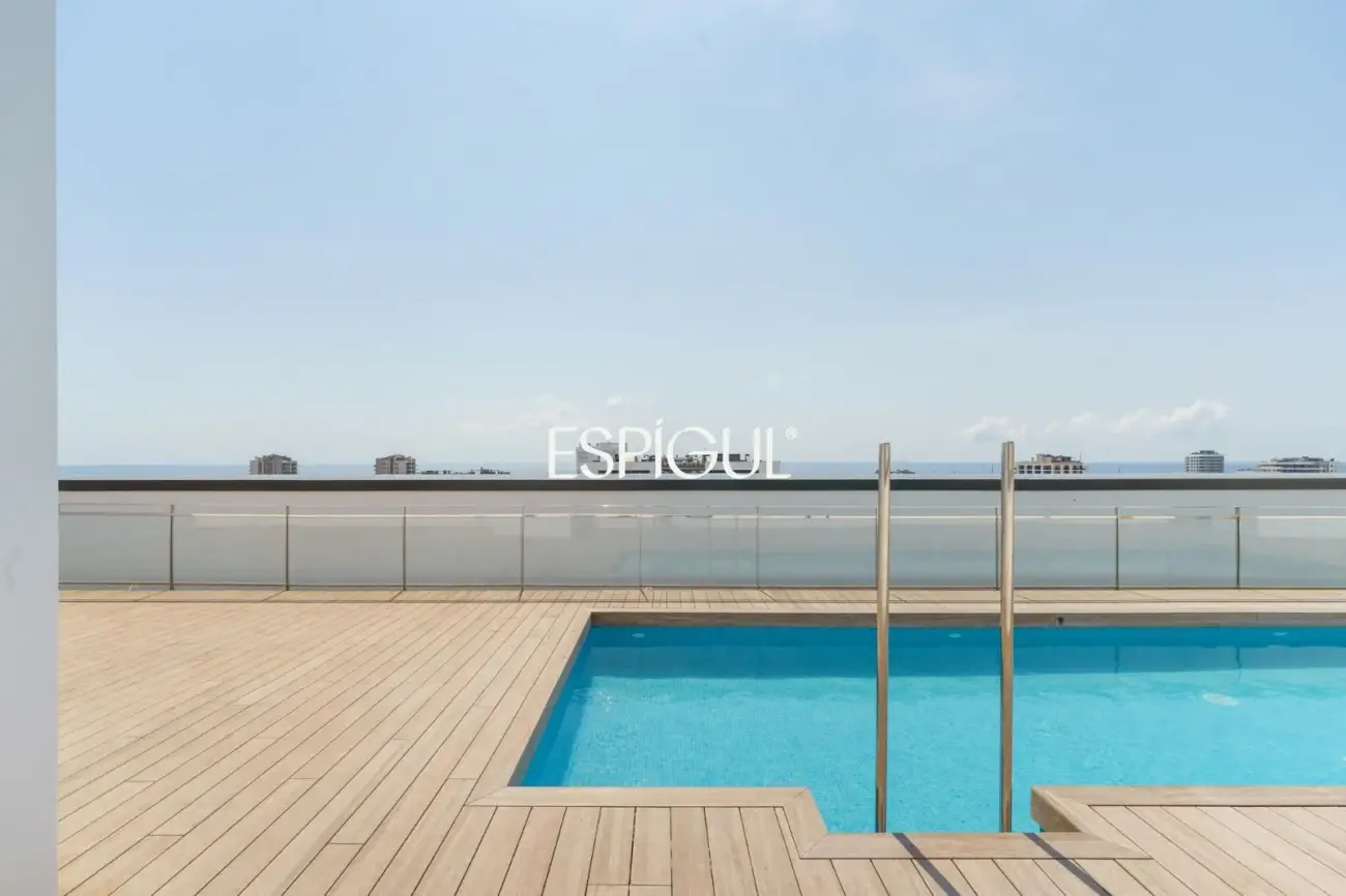 Exclusiva vivienda de obra nueva junto al puerto de Badalona, con espectacular terraza y vistas al mar