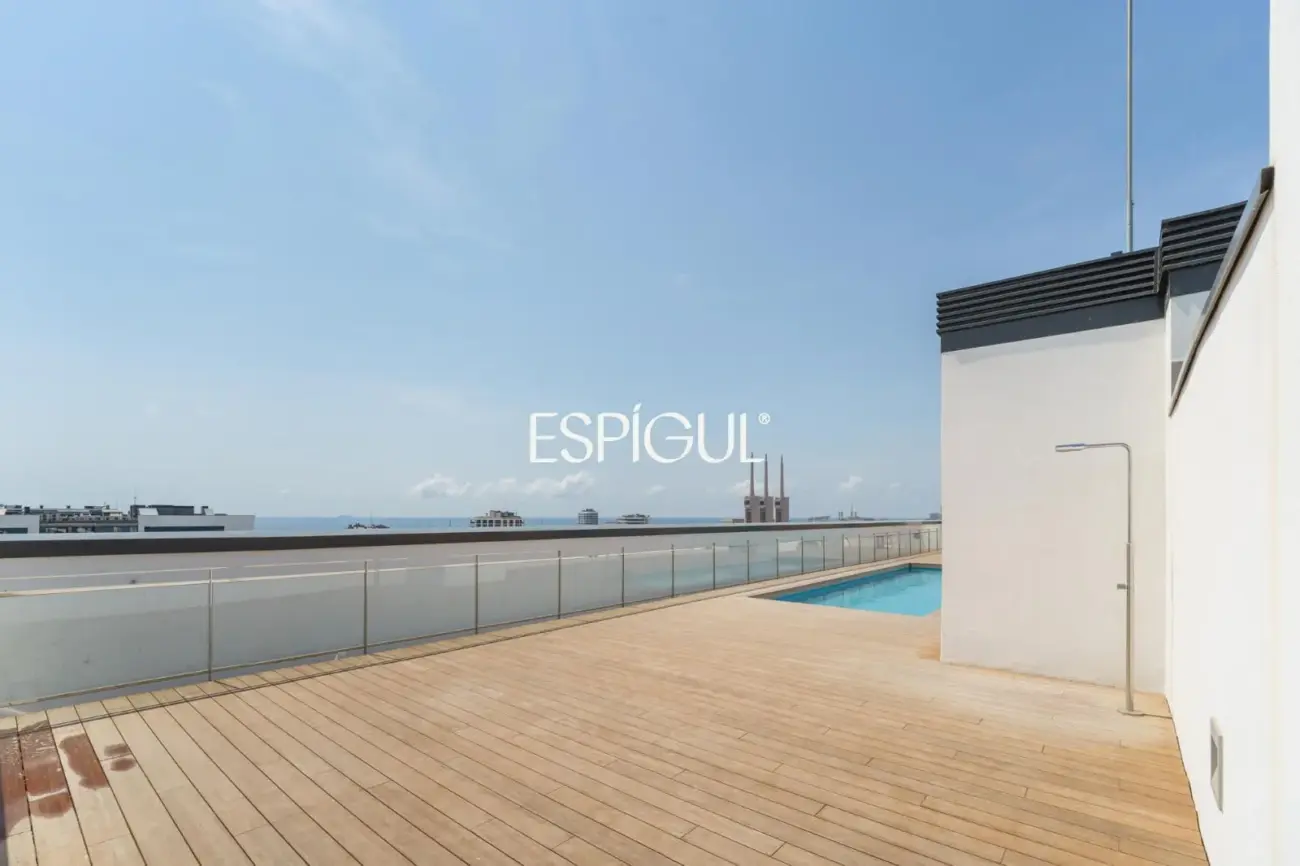Exclusiva vivienda de obra nueva junto al puerto de Badalona, con espectacular terraza y vistas al mar