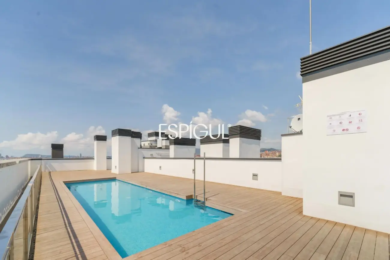 Exclusiva vivienda de obra nueva junto al puerto de Badalona, con espectacular terraza y vistas al mar