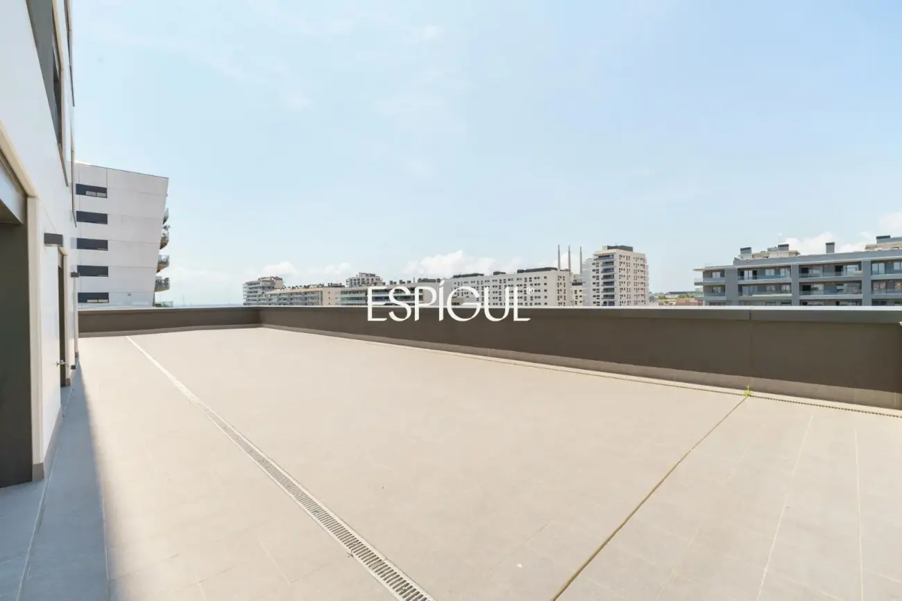 Exclusiva vivienda de obra nueva junto al puerto de Badalona, con espectacular terraza y vistas al mar