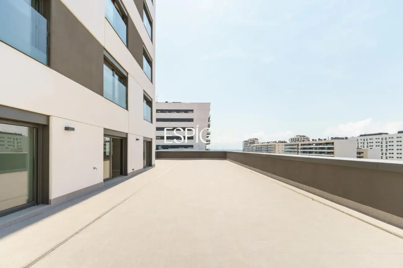 Exclusiva vivienda de obra nueva junto al puerto de Badalona, con espectacular terraza y vistas al mar