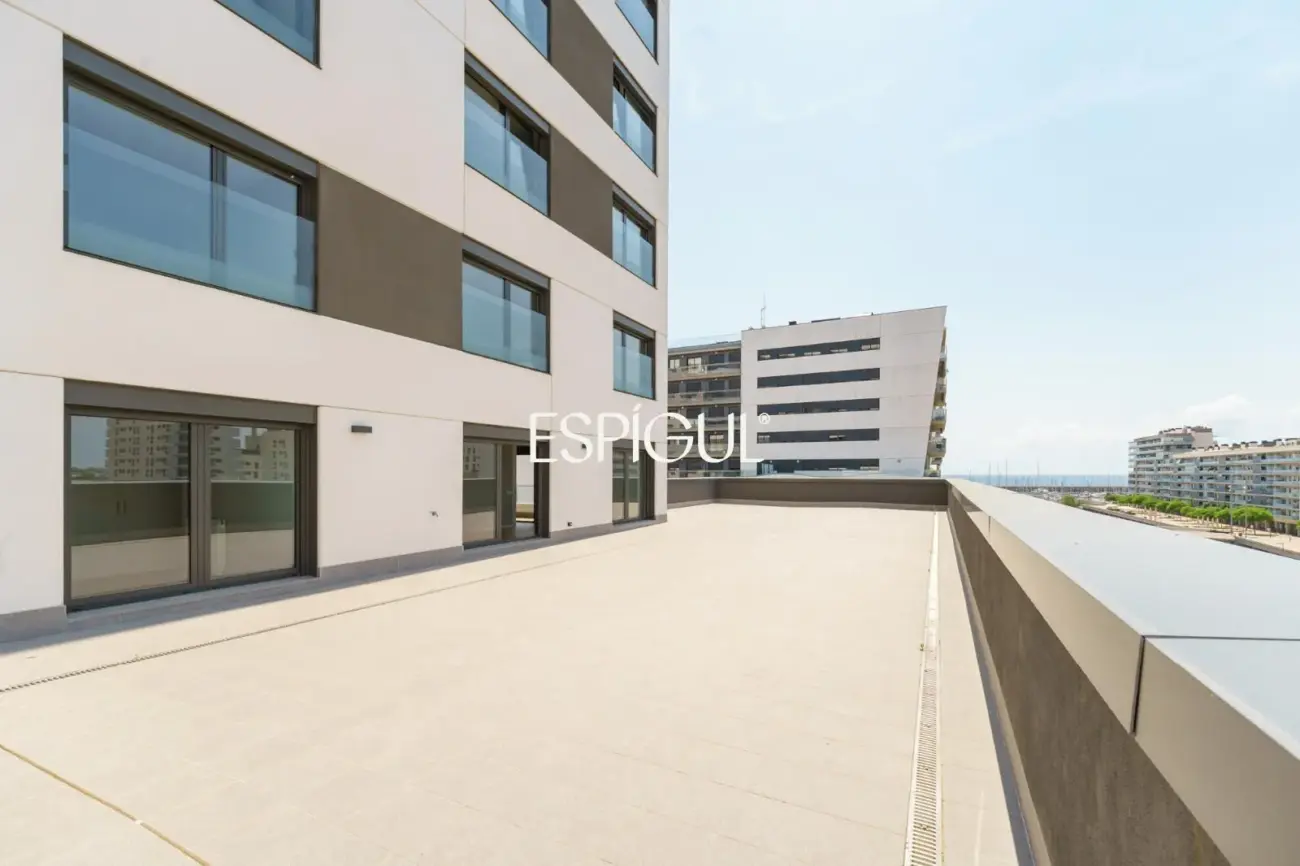 Exclusiva vivienda de obra nueva junto al puerto de Badalona, con espectacular terraza y vistas al mar