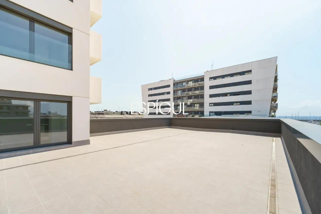 Exclusiva vivienda de obra nueva junto al puerto de Badalona, con espectacular terraza y vistas al mar