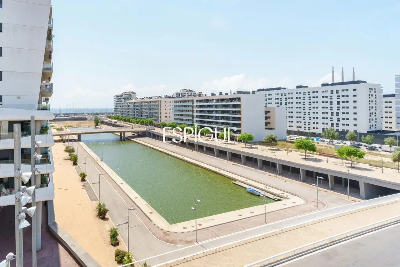 Exclusiva vivienda de obra nueva junto al puerto de Badalona, con espectacular terraza y vistas al mar