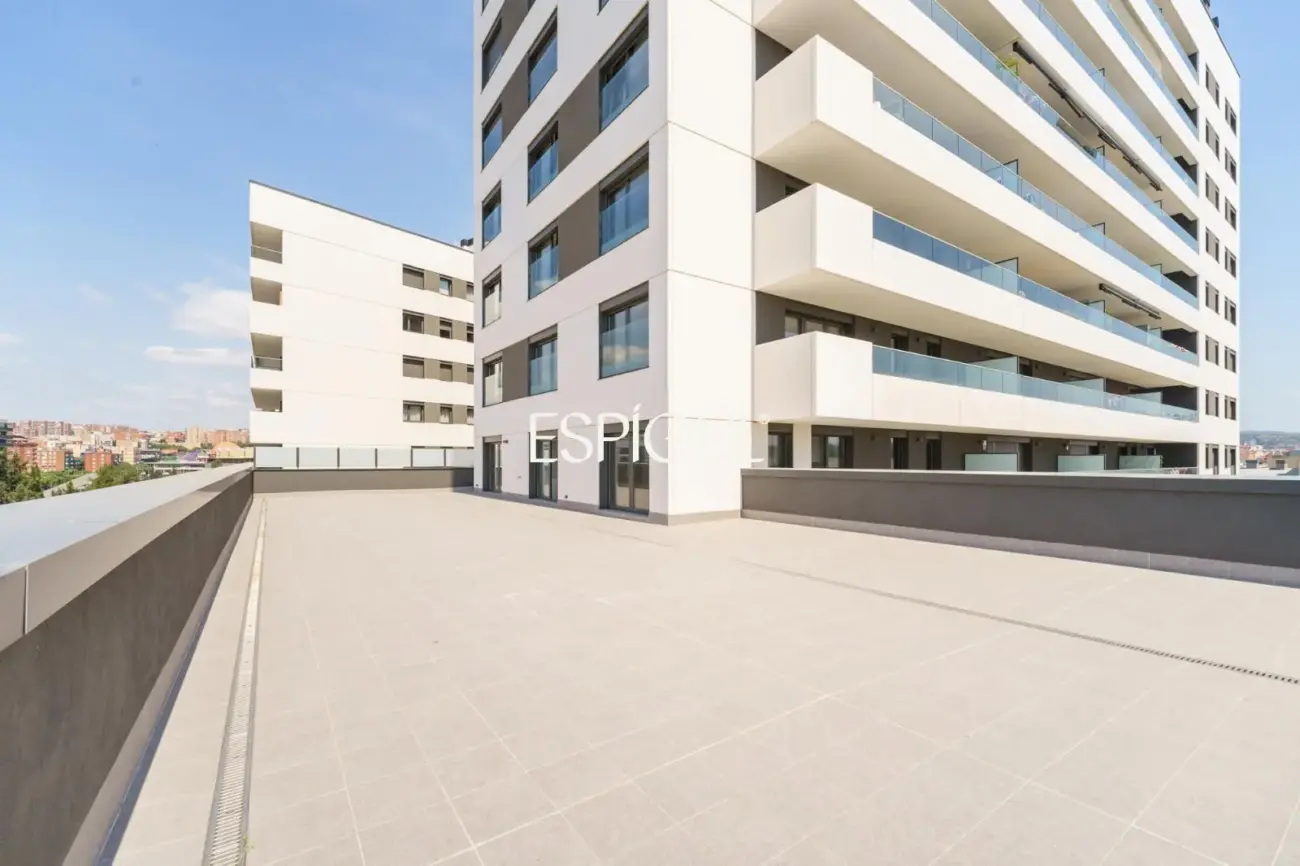 Exclusiva vivienda de obra nueva junto al puerto de Badalona, con espectacular terraza y vistas al mar