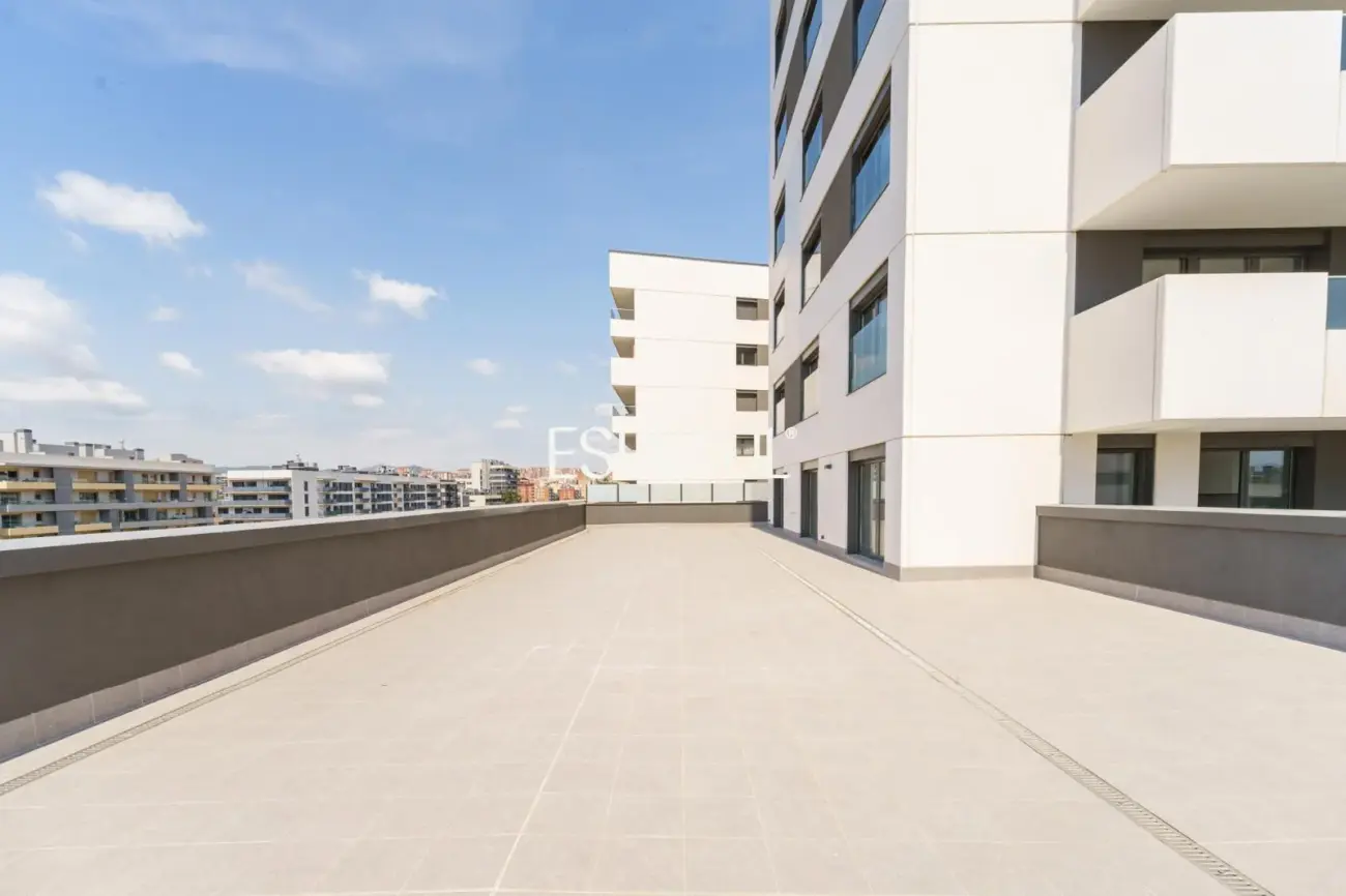 Exclusiva vivienda de obra nueva junto al puerto de Badalona, con espectacular terraza y vistas al mar