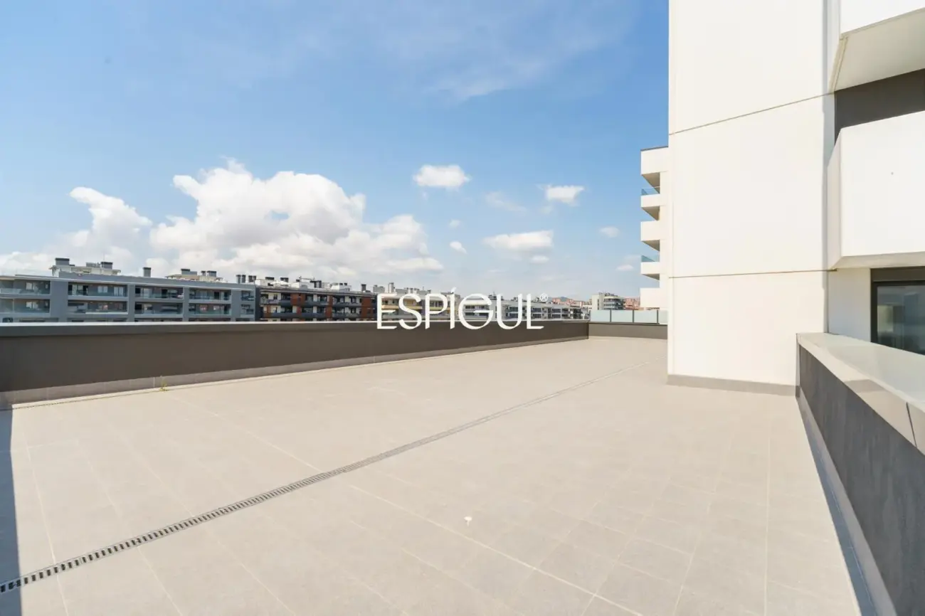Exclusiva vivienda de obra nueva junto al puerto de Badalona, con espectacular terraza y vistas al mar