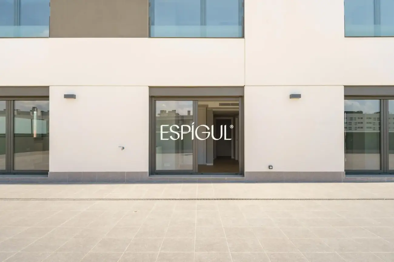 Exclusiva vivienda de obra nueva junto al puerto de Badalona, con espectacular terraza y vistas al mar