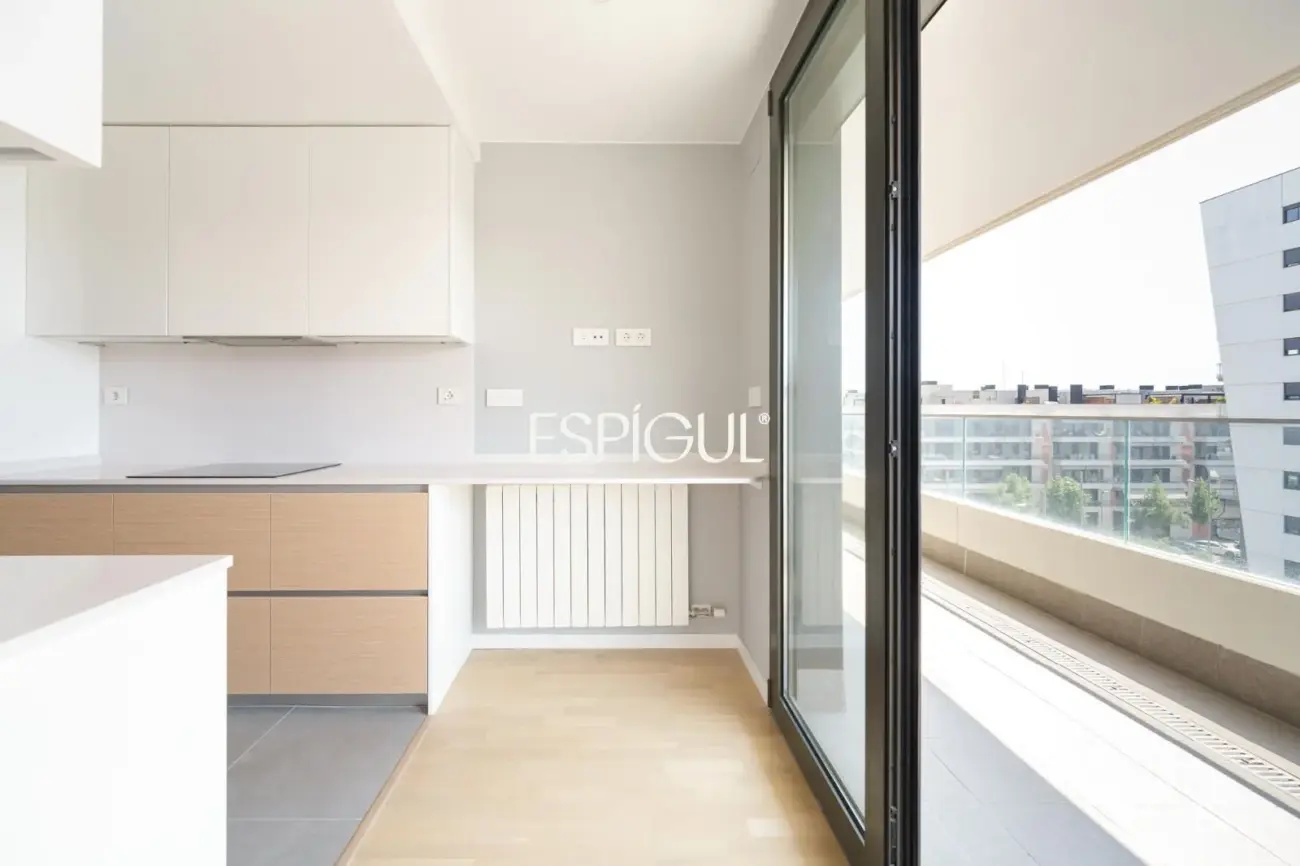 Exclusiva vivienda de obra nueva junto al puerto de Badalona, con espectacular terraza y vistas al mar