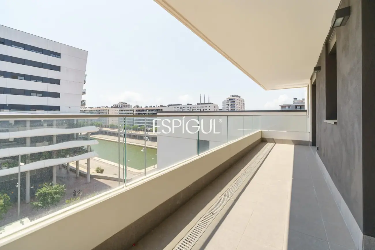 Exclusiva vivienda de obra nueva junto al puerto de Badalona, con espectacular terraza y vistas al mar