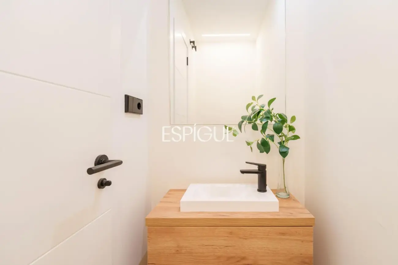 Exclusive Renovated Property for Sale on Carrer de Muntaner