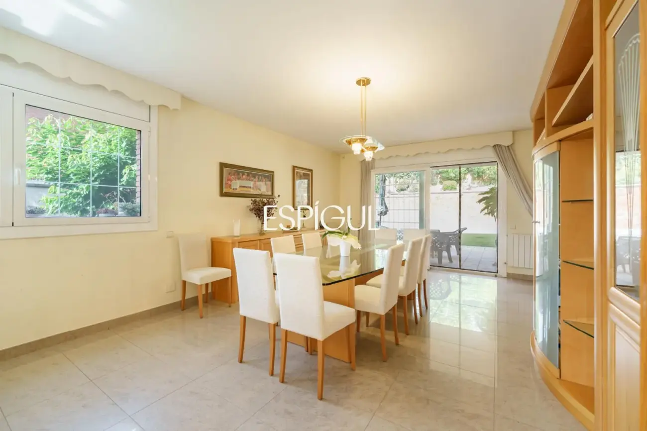 Large detached house with a spacious plot, private pool, and peaceful surroundings in Vallromanes