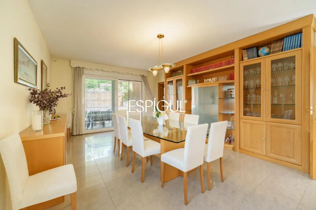 Large detached house with a spacious plot, private pool, and peaceful surroundings in Vallromanes