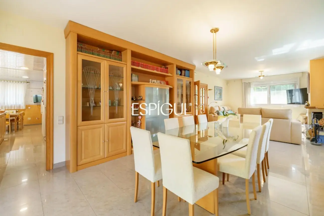Large detached house with a spacious plot, private pool, and peaceful surroundings in Vallromanes