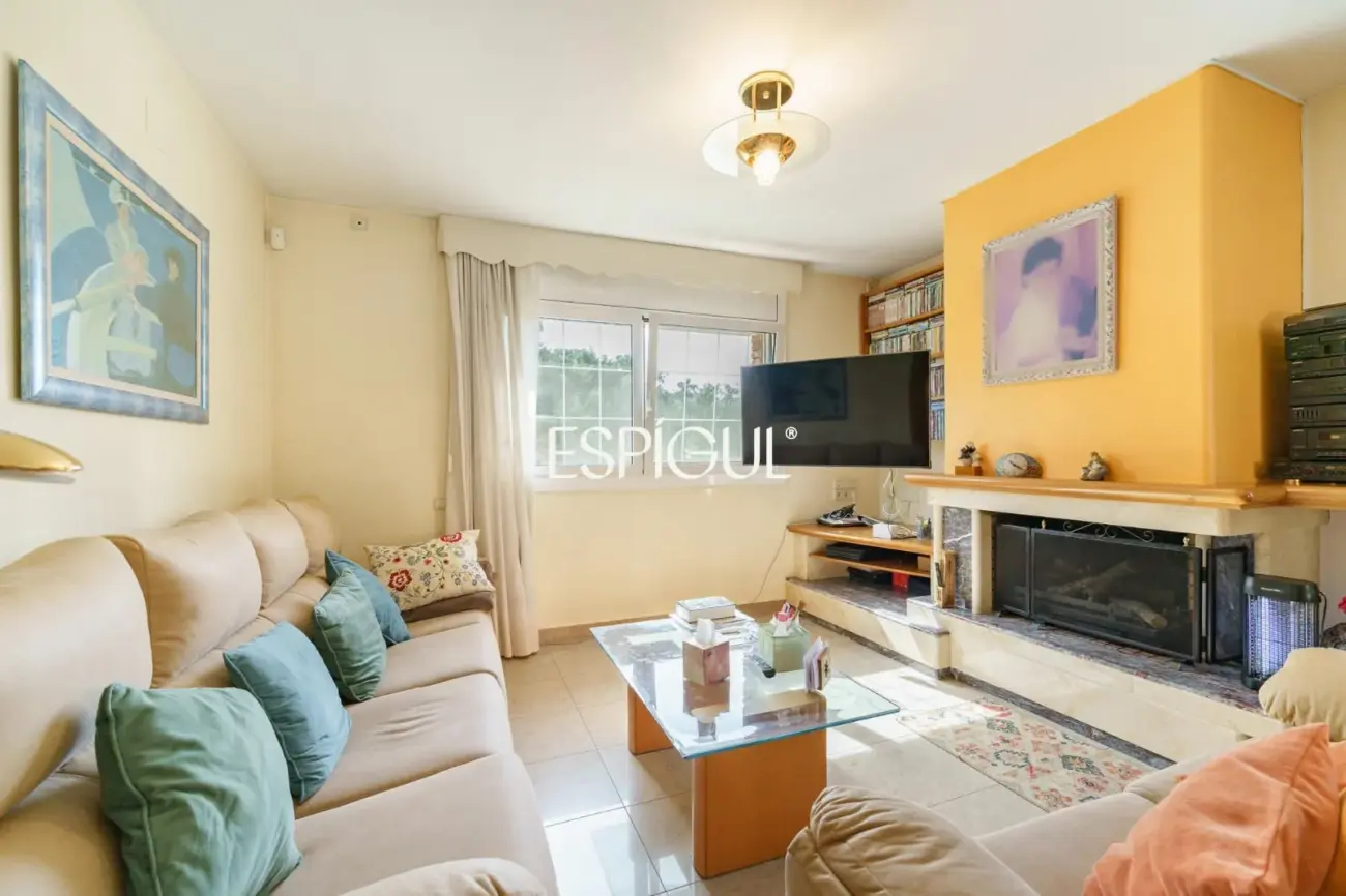Large detached house with a spacious plot, private pool, and peaceful surroundings in Vallromanes