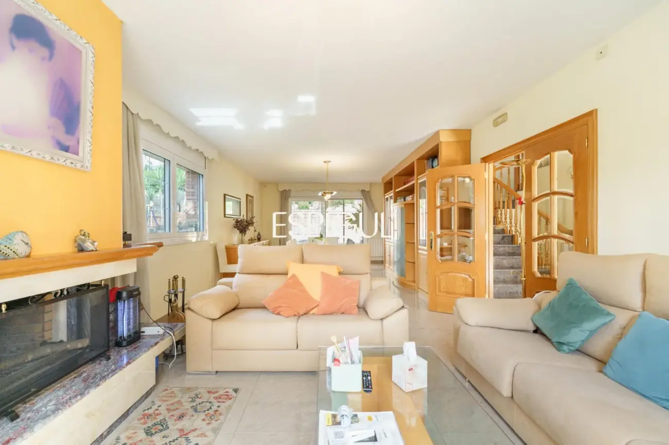 Large detached house with a spacious plot, private pool, and peaceful surroundings in Vallromanes