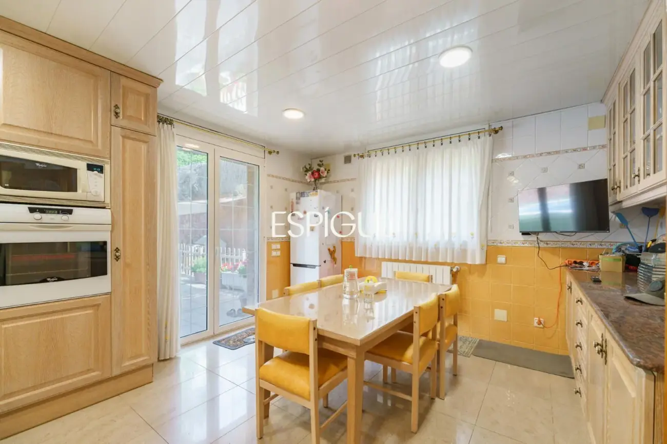 Large detached house with a spacious plot, private pool, and peaceful surroundings in Vallromanes