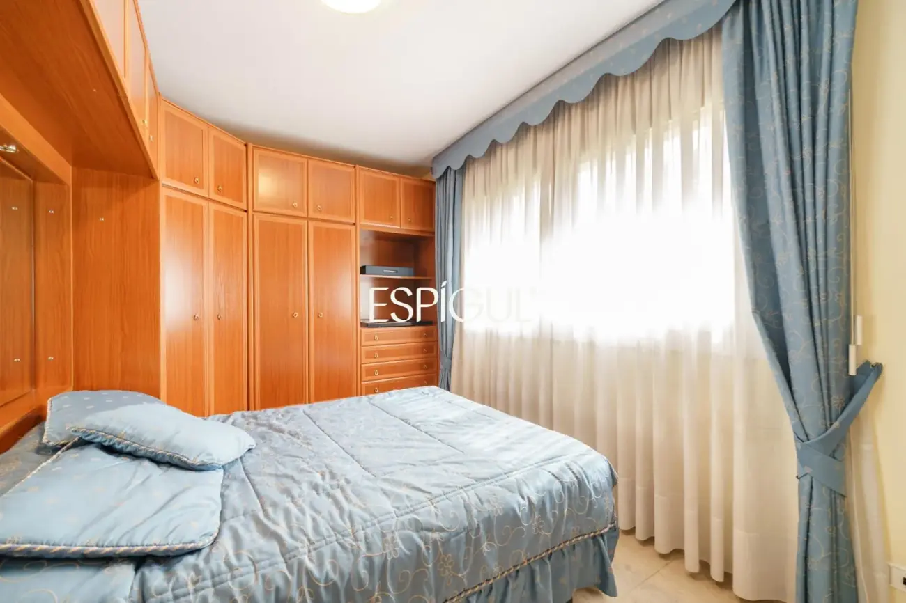 Large detached house with a spacious plot, private pool, and peaceful surroundings in Vallromanes