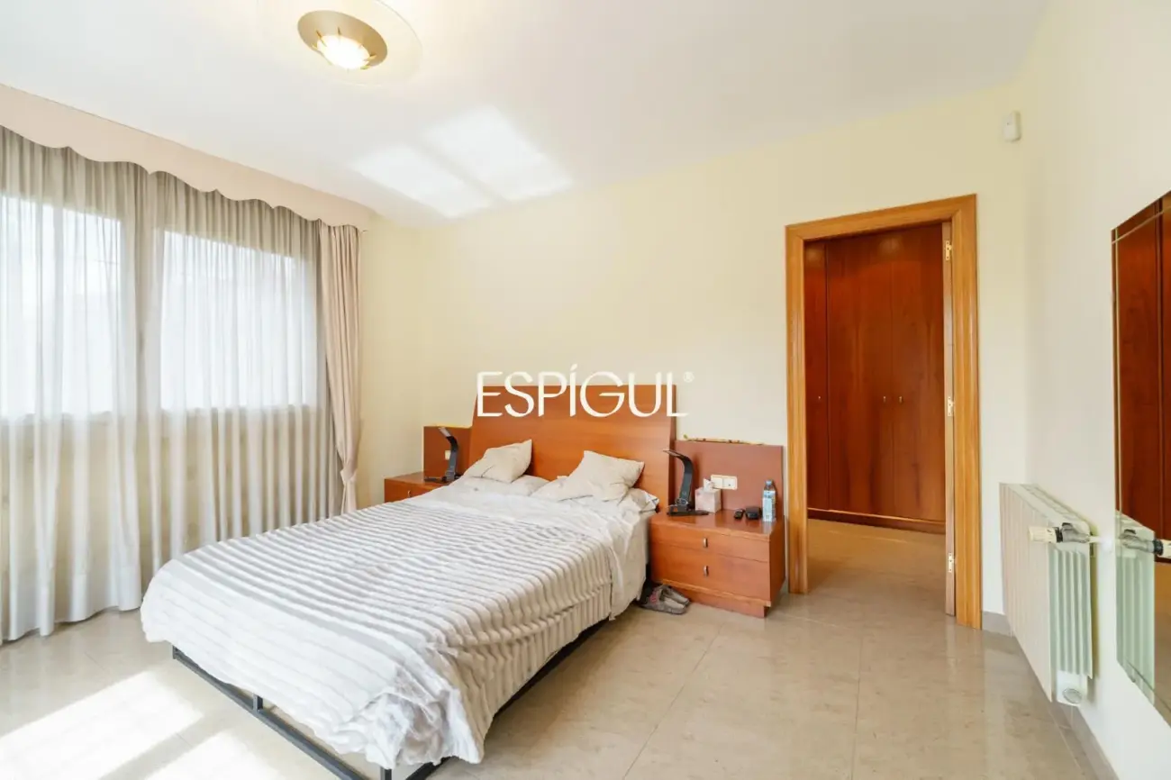Large detached house with a spacious plot, private pool, and peaceful surroundings in Vallromanes