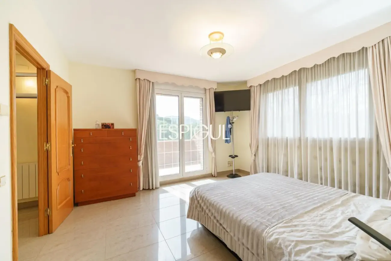 Large detached house with a spacious plot, private pool, and peaceful surroundings in Vallromanes
