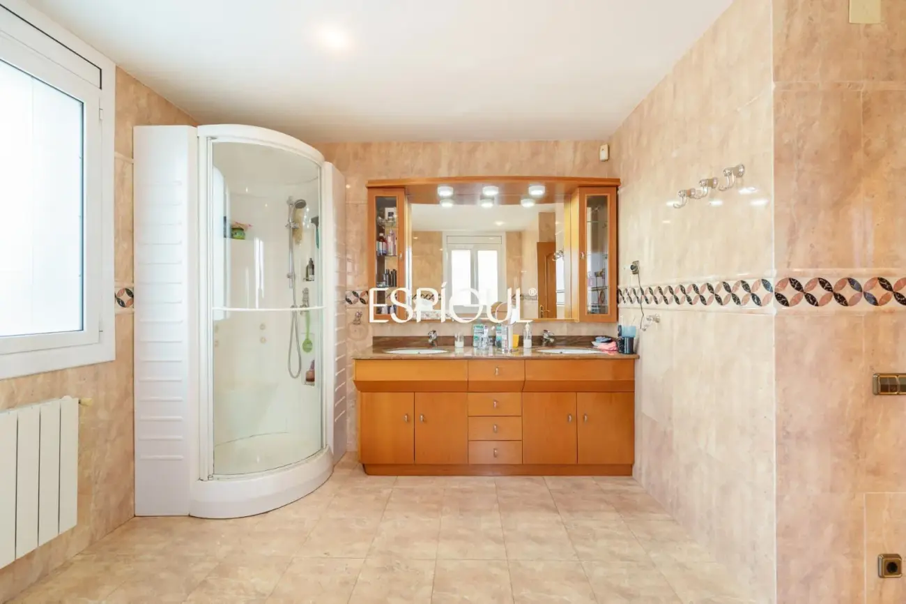 Large detached house with a spacious plot, private pool, and peaceful surroundings in Vallromanes