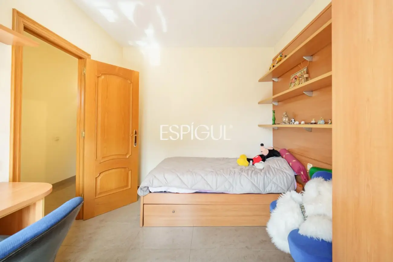 Large detached house with a spacious plot, private pool, and peaceful surroundings in Vallromanes