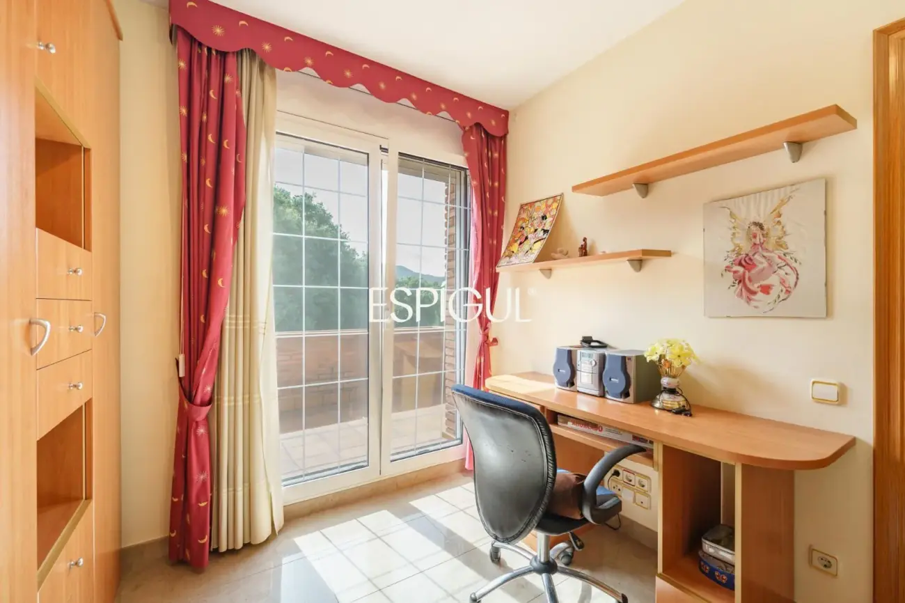 Large detached house with a spacious plot, private pool, and peaceful surroundings in Vallromanes