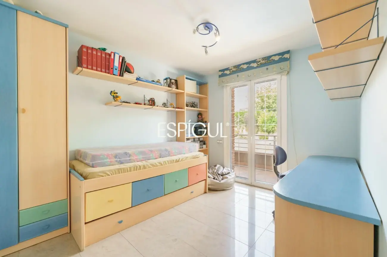 Large detached house with a spacious plot, private pool, and peaceful surroundings in Vallromanes