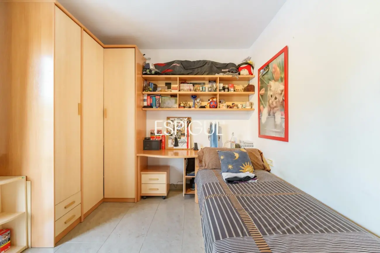 Large detached house with a spacious plot, private pool, and peaceful surroundings in Vallromanes