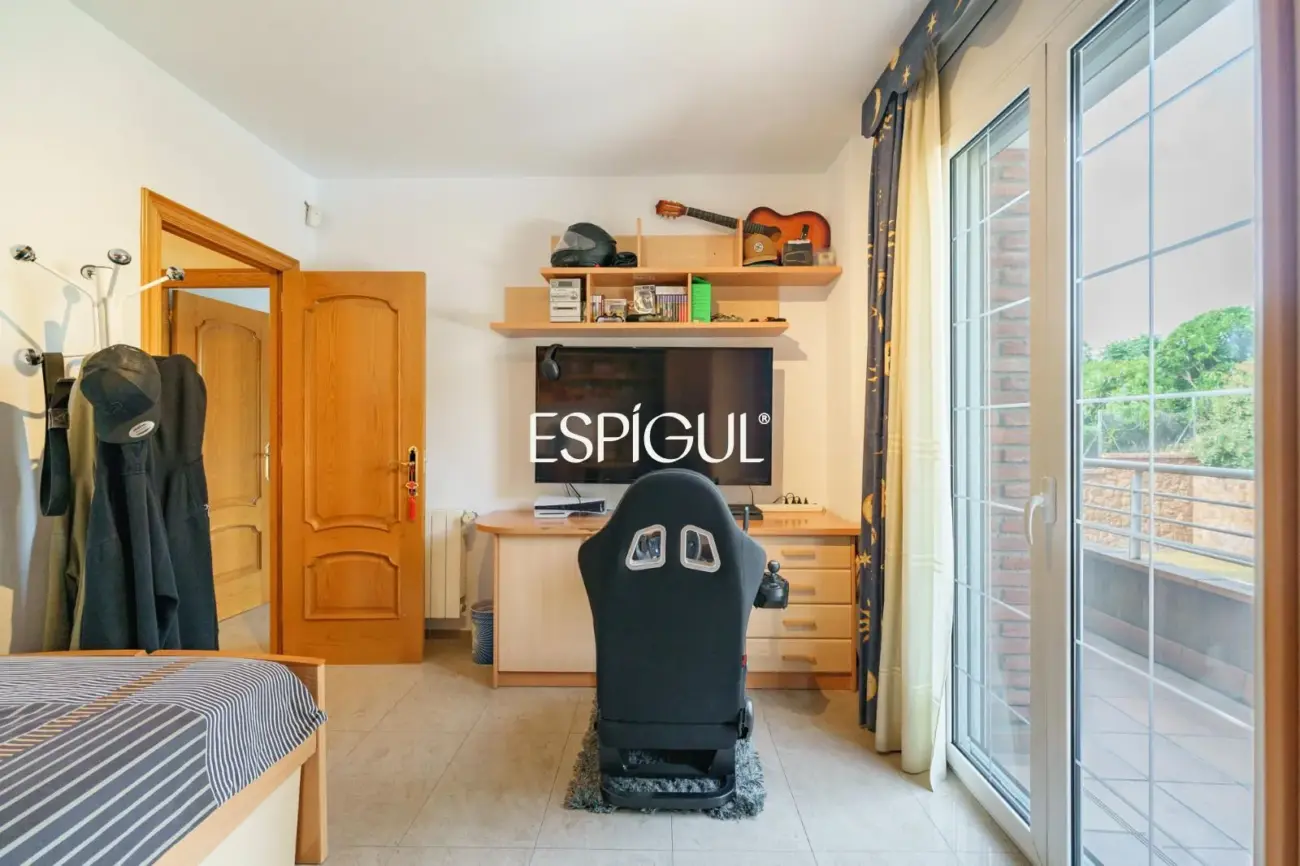 Large detached house with a spacious plot, private pool, and peaceful surroundings in Vallromanes
