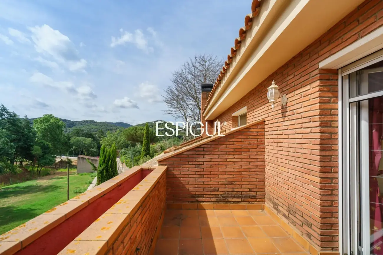 Large detached house with a spacious plot, private pool, and peaceful surroundings in Vallromanes