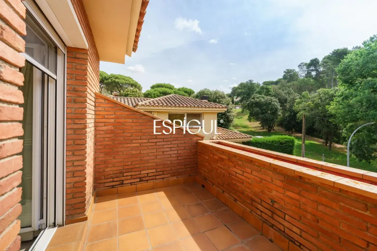 Large detached house with a spacious plot, private pool, and peaceful surroundings in Vallromanes