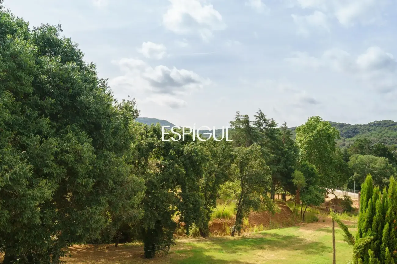 Large detached house with a spacious plot, private pool, and peaceful surroundings in Vallromanes
