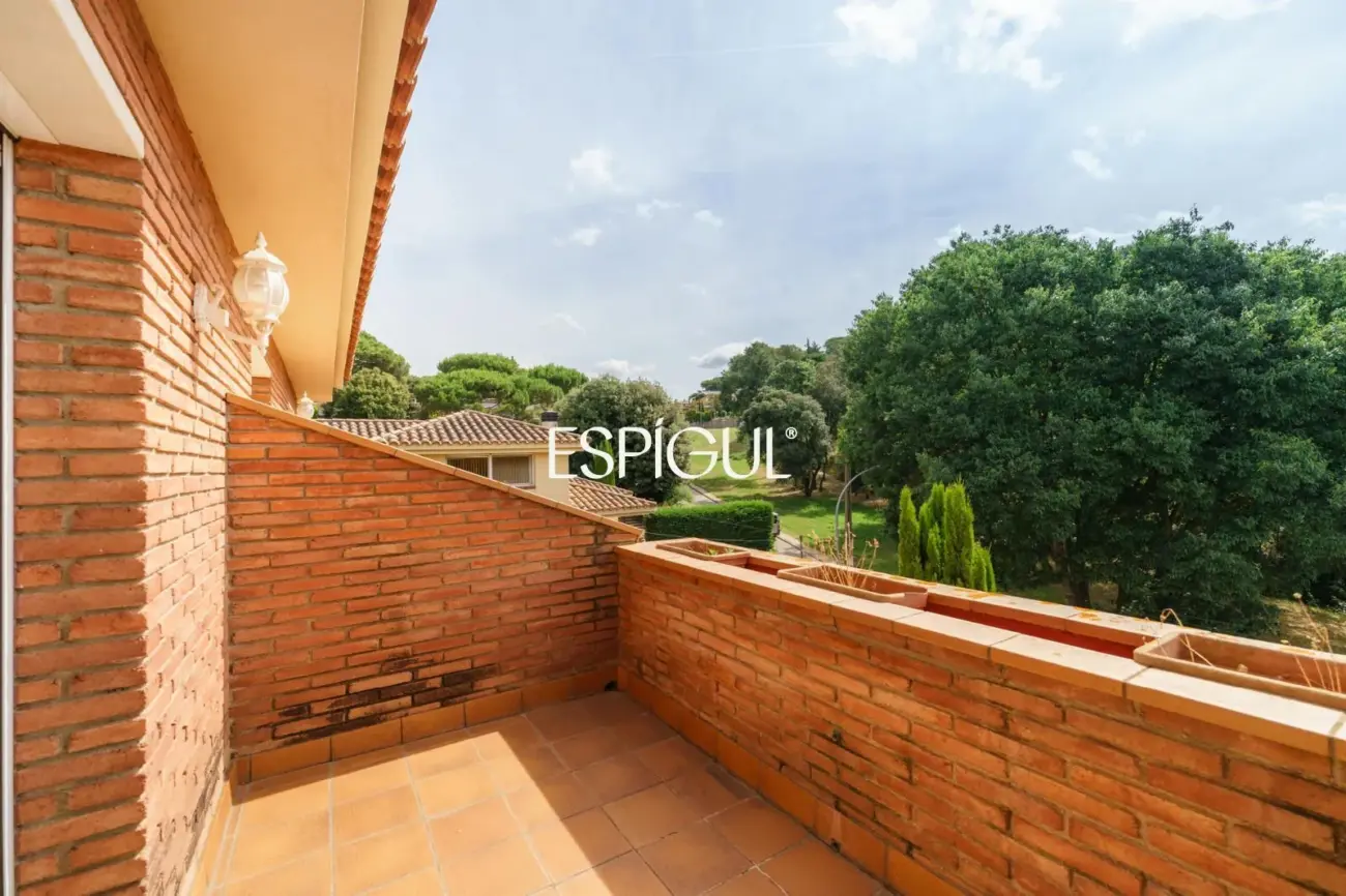 Large detached house with a spacious plot, private pool, and peaceful surroundings in Vallromanes