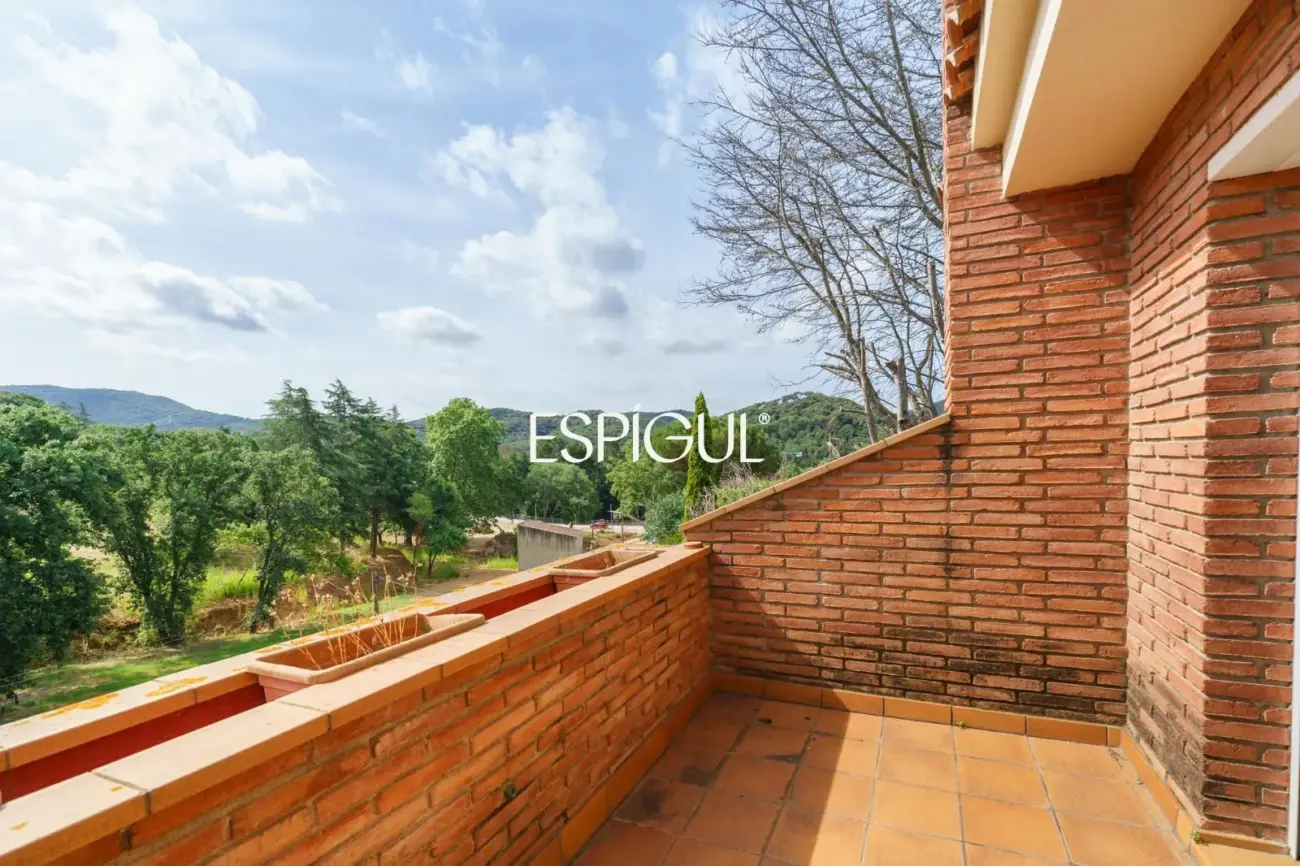 Large detached house with a spacious plot, private pool, and peaceful surroundings in Vallromanes