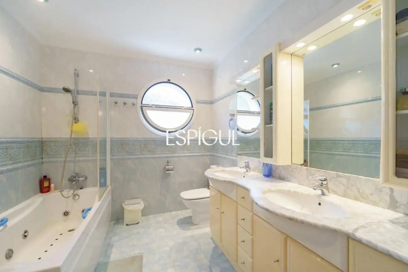Large detached house with a spacious plot, private pool, and peaceful surroundings in Vallromanes