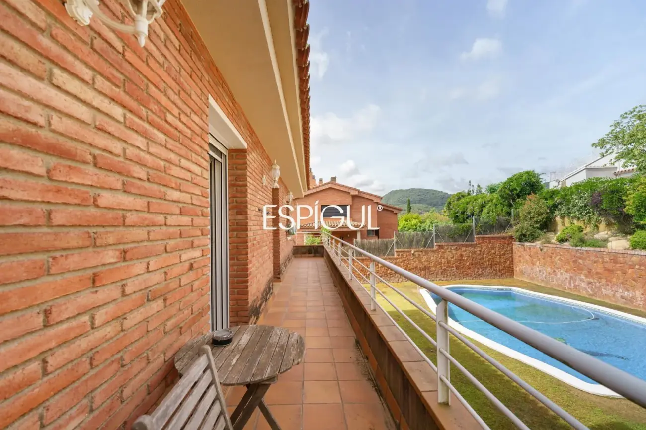 Large detached house with a spacious plot, private pool, and peaceful surroundings in Vallromanes