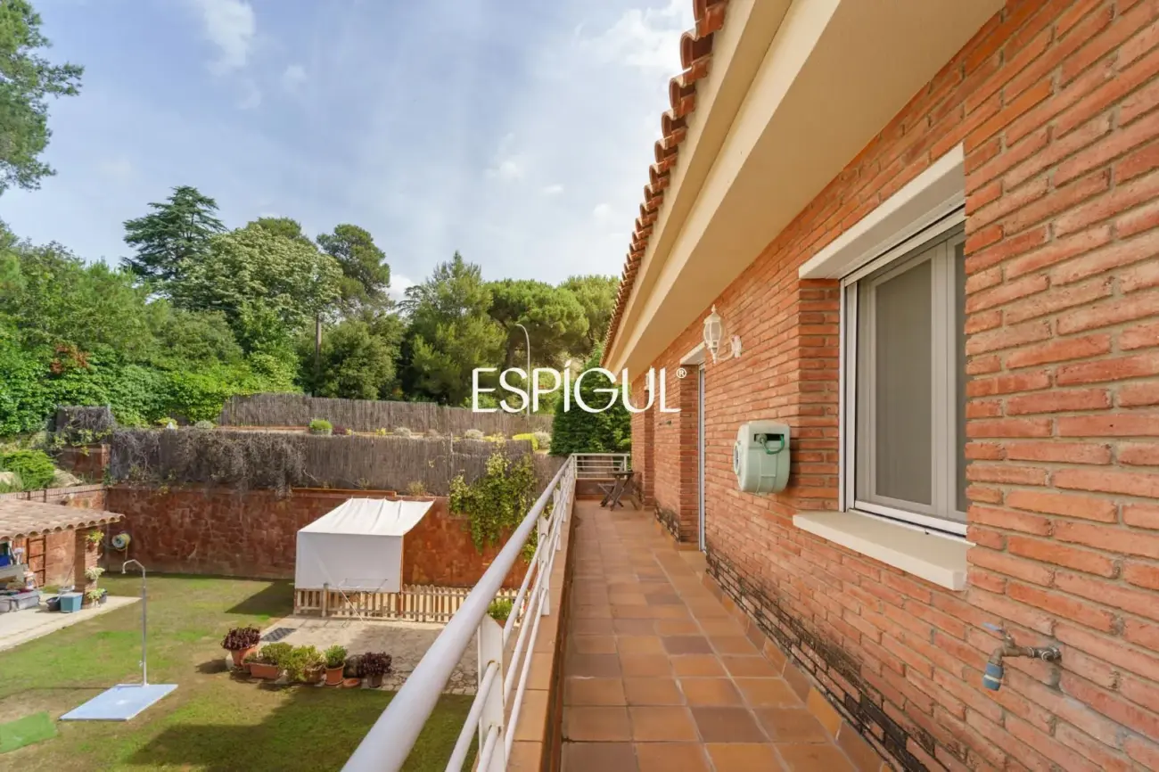 Large detached house with a spacious plot, private pool, and peaceful surroundings in Vallromanes