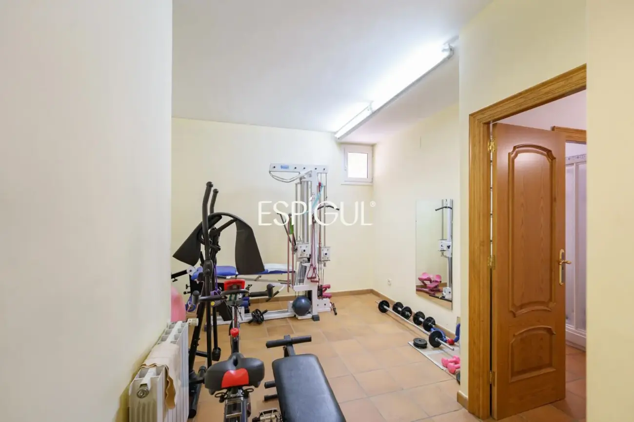 Large detached house with a spacious plot, private pool, and peaceful surroundings in Vallromanes