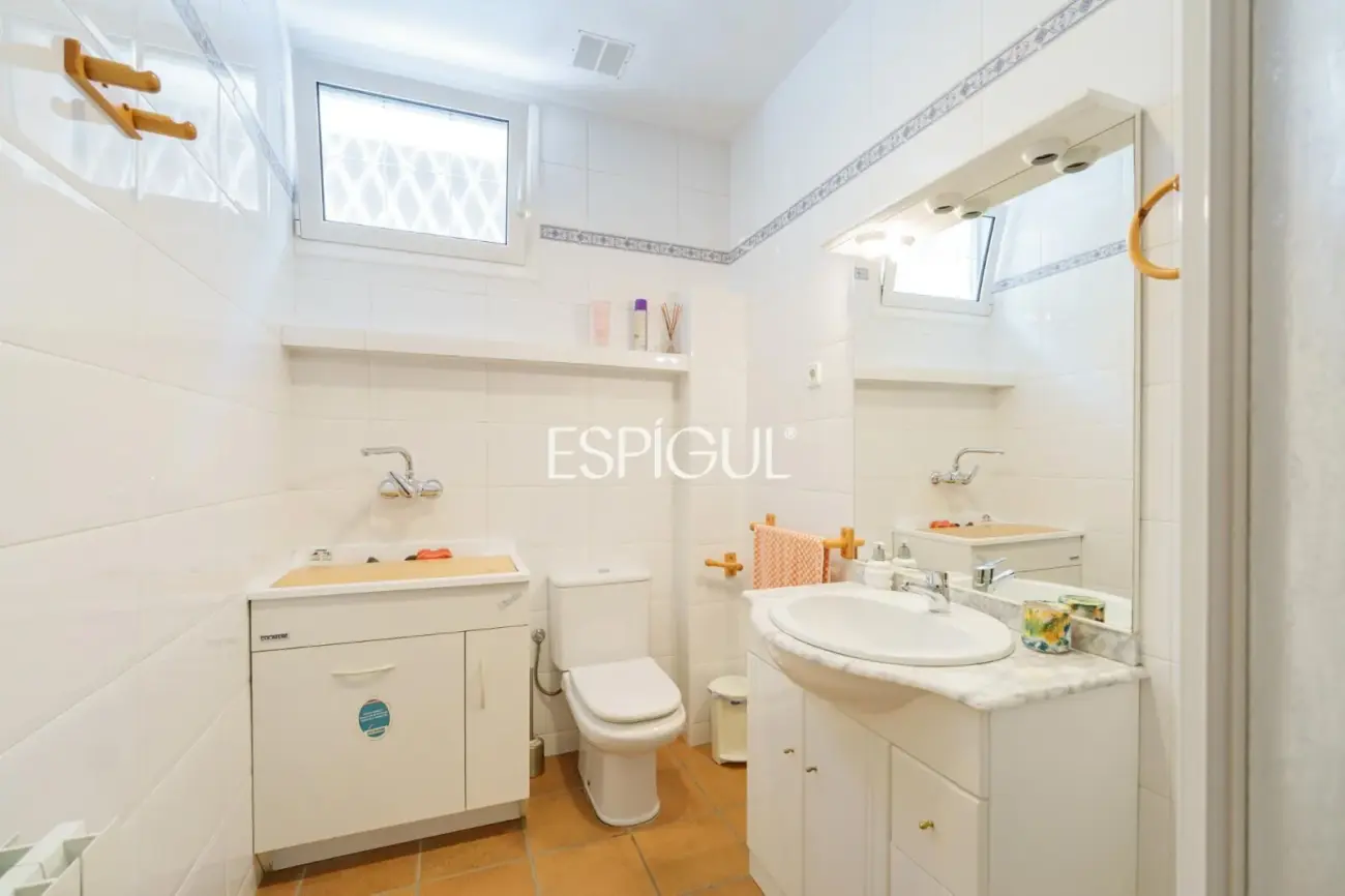 Large detached house with a spacious plot, private pool, and peaceful surroundings in Vallromanes