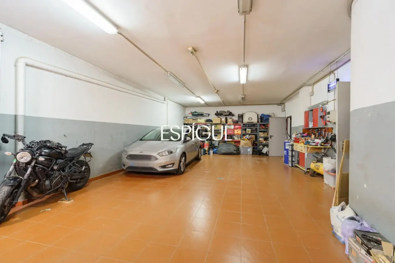 Large detached house with a spacious plot, private pool, and peaceful surroundings in Vallromanes