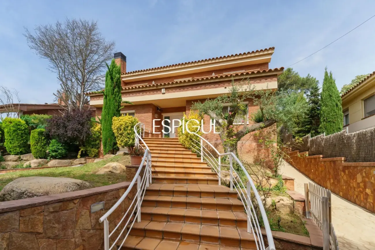 Large detached house with a spacious plot, private pool, and peaceful surroundings in Vallromanes