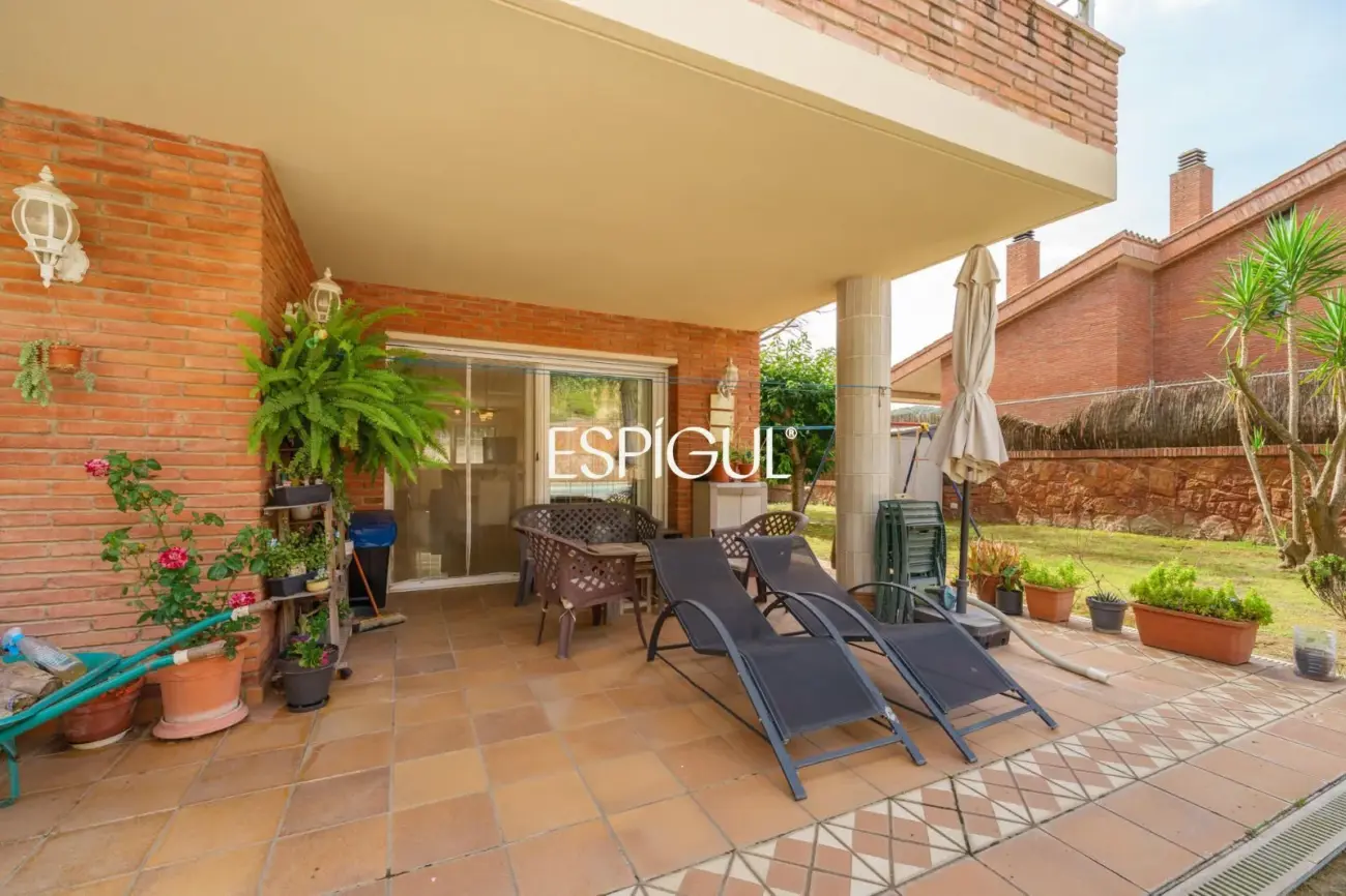 Large detached house with a spacious plot, private pool, and peaceful surroundings in Vallromanes