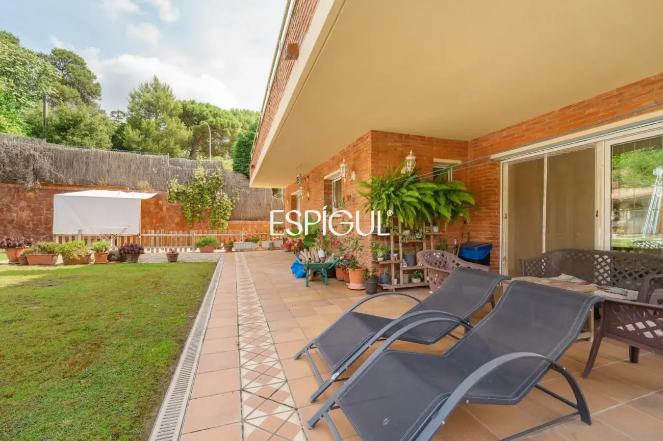 Large detached house with a spacious plot, private pool, and peaceful surroundings in Vallromanes
