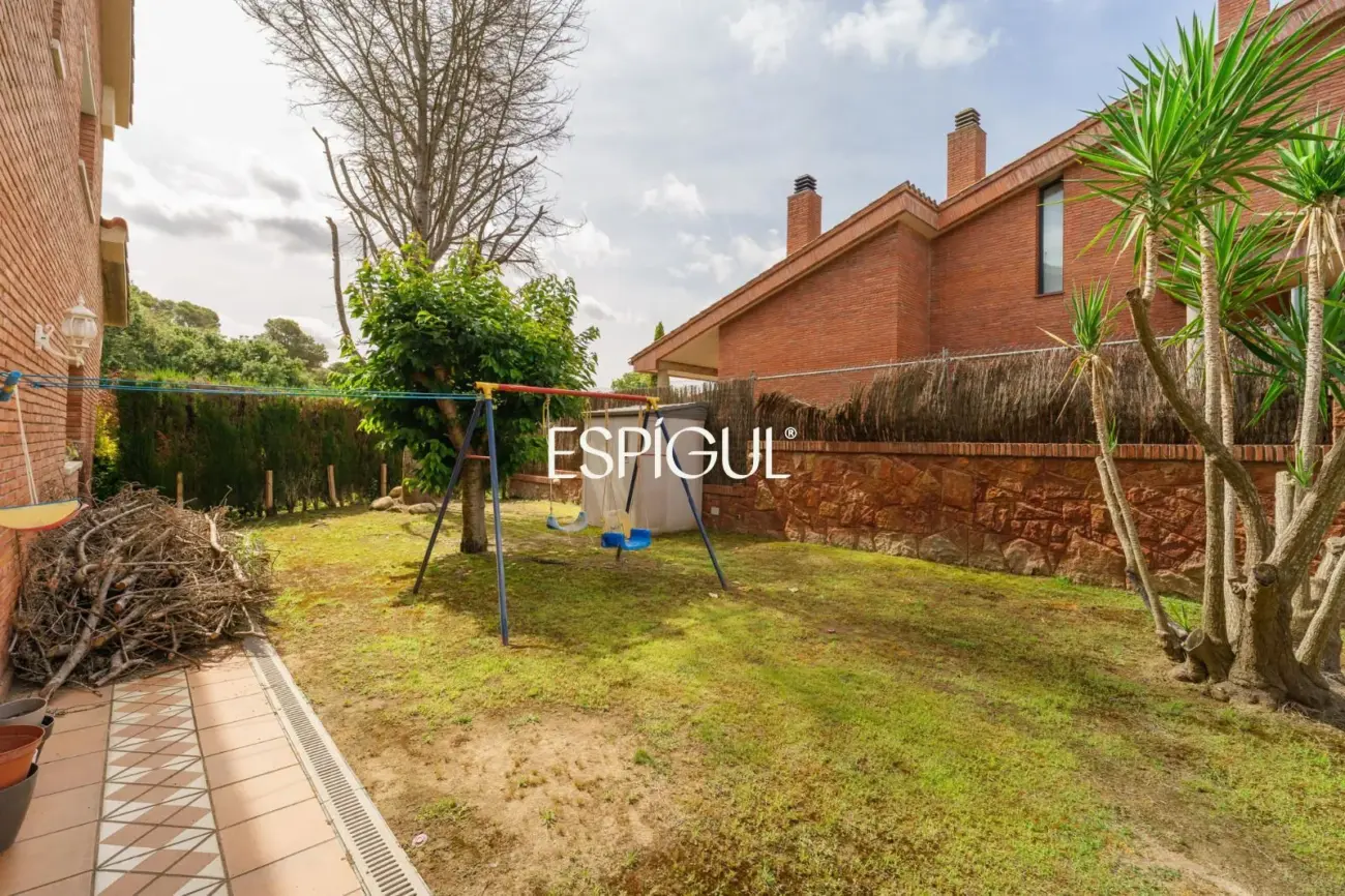 Large detached house with a spacious plot, private pool, and peaceful surroundings in Vallromanes