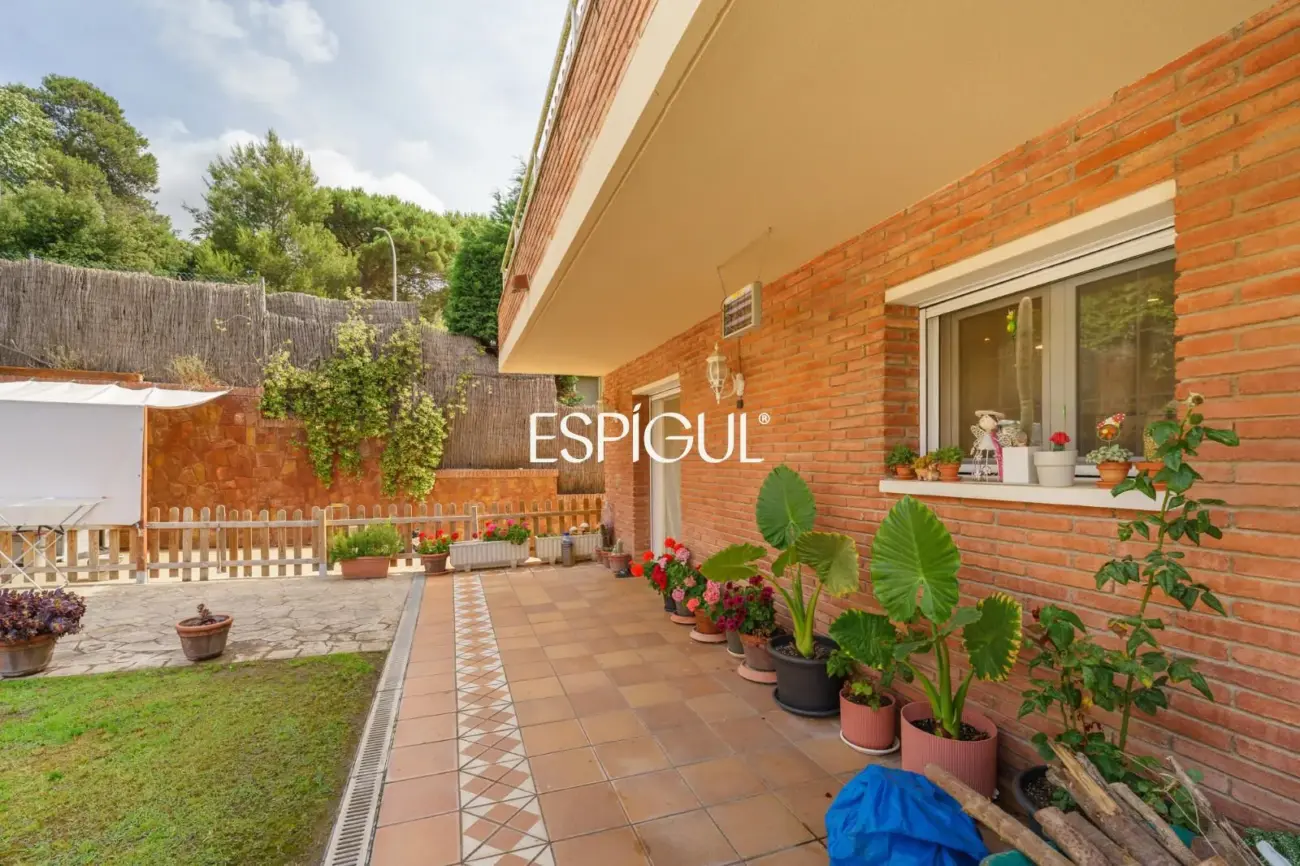 Large detached house with a spacious plot, private pool, and peaceful surroundings in Vallromanes
