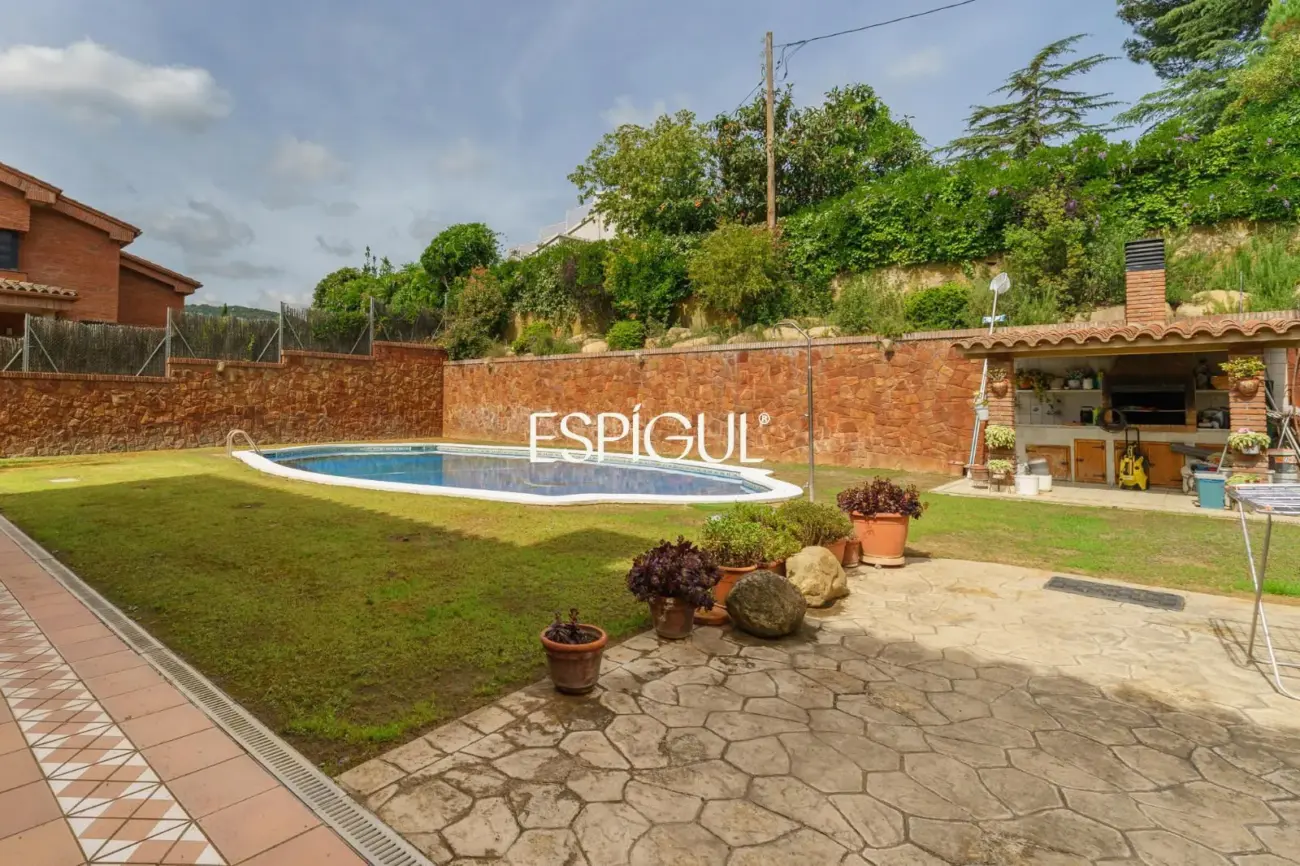 Large detached house with a spacious plot, private pool, and peaceful surroundings in Vallromanes