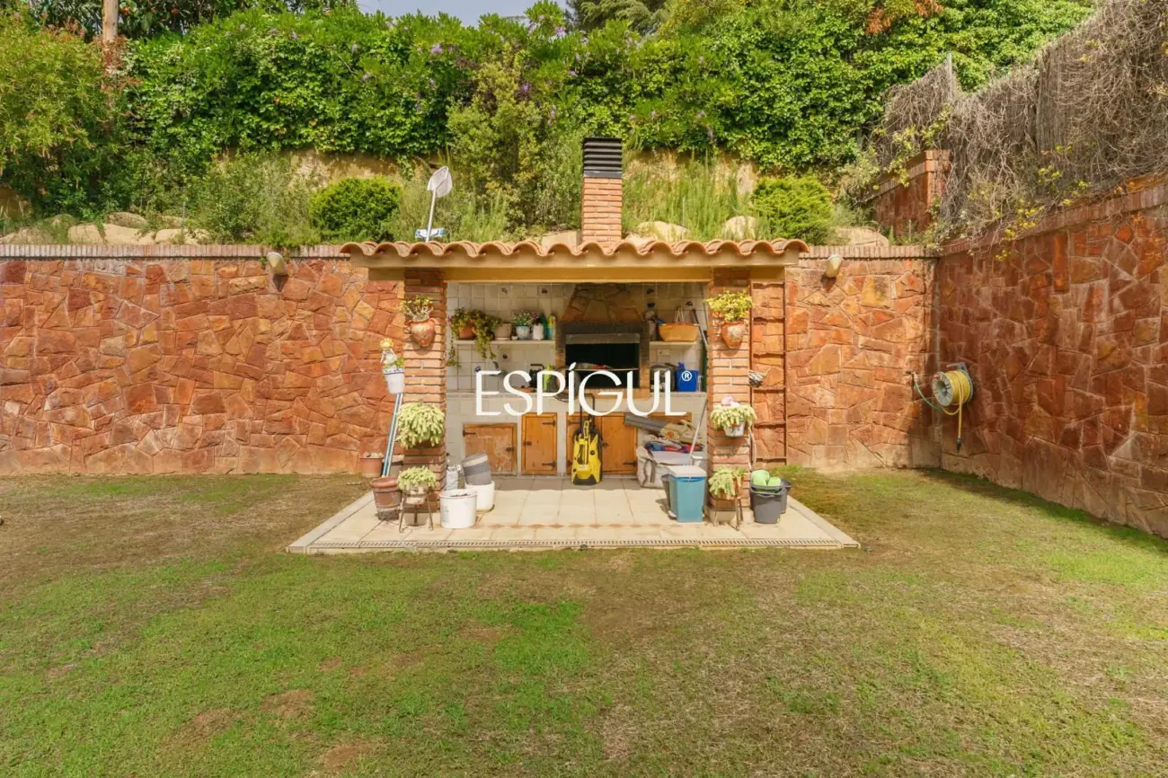 Large detached house with a spacious plot, private pool, and peaceful surroundings in Vallromanes